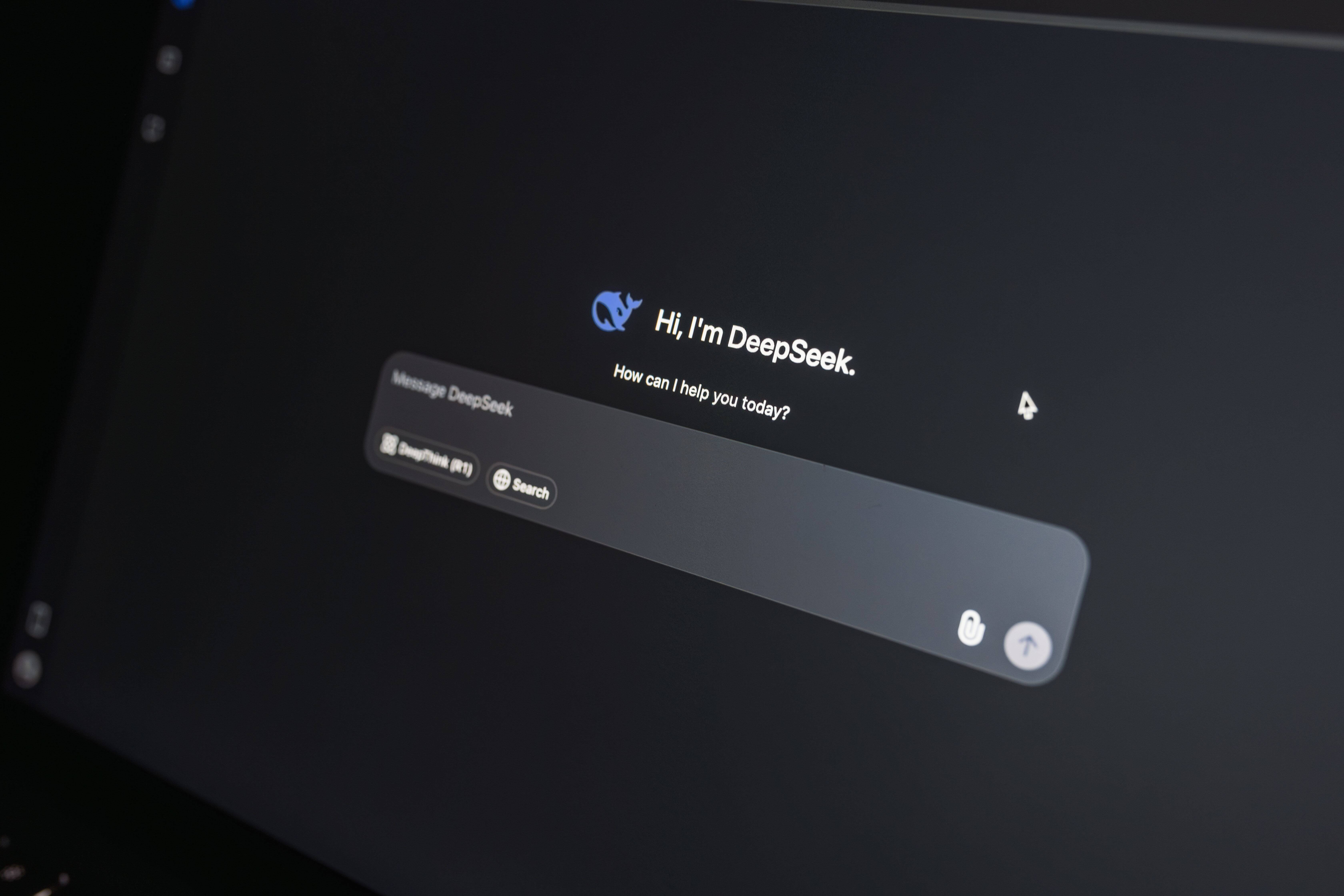 Interface de messagerie affichant une mention d'assistant automatisé