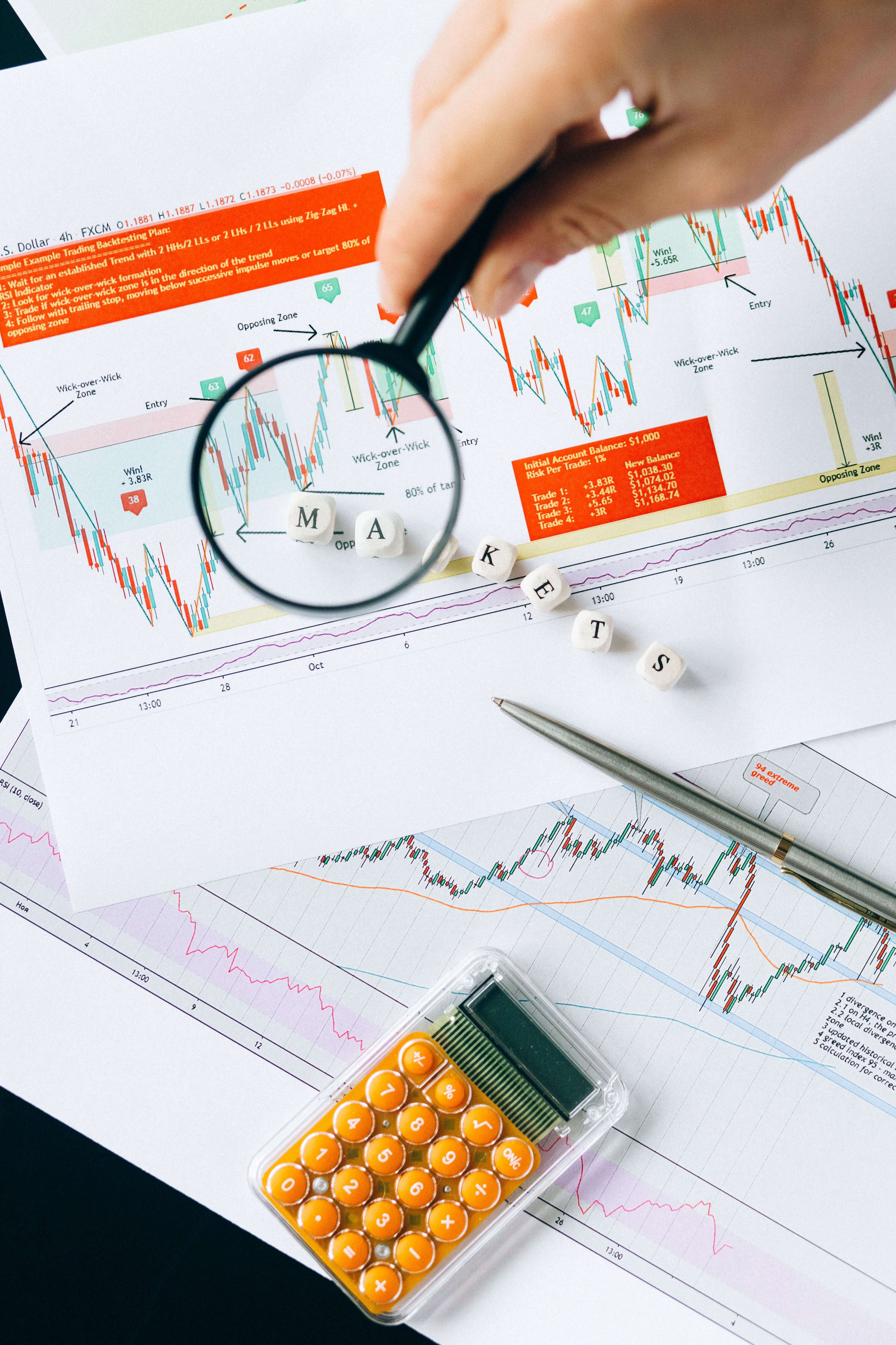 Modèle financier ouvert sur un tableur, trois onglets visibles